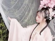 Милая китаянка фотографирует