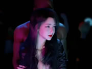 Азиатская красавица и чернокожие мужчины танцуют