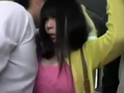 Симпатичная грудастая японка в автобусе