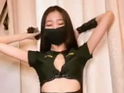 Худая азиатская девушка